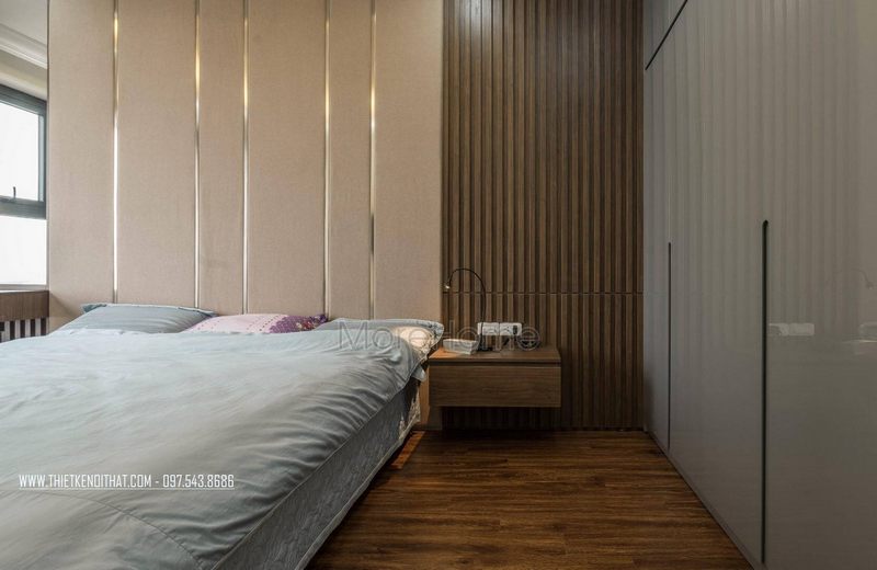 Vách ốp đầu giường là sự sáng tạo đầy hoàn hảo từ vách gỗ bọc da và nẹp inox 304 mạ vàng cao cấp