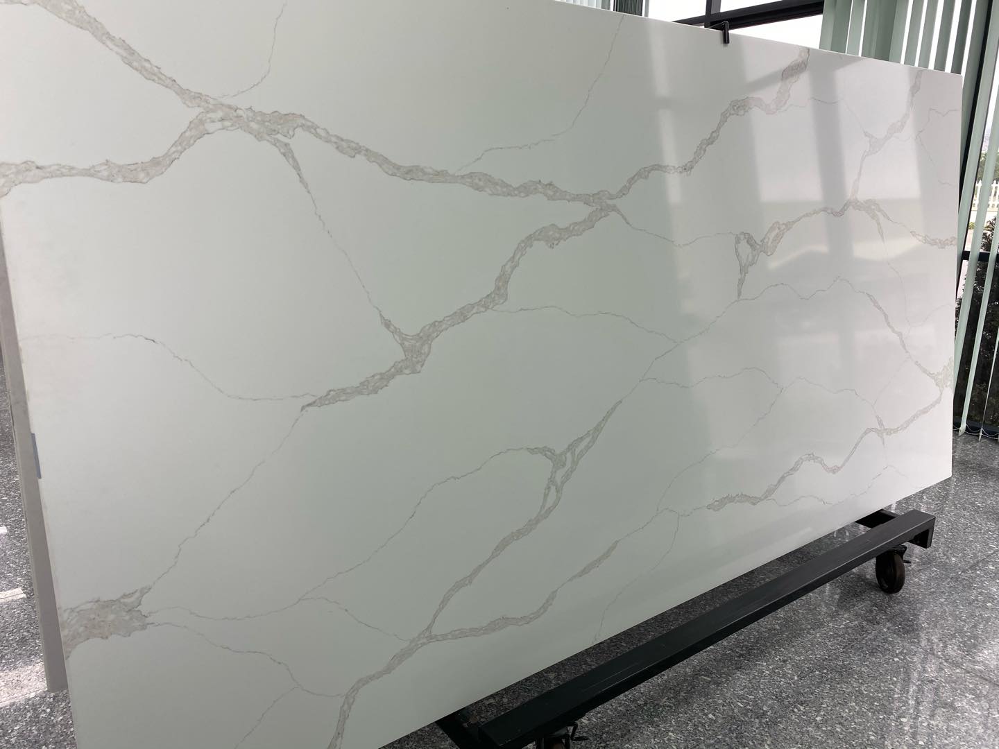 Đá thạch anh Caslaquartz sử dụng công nghệ Bretonstone tiên tiến nhất từ Ý 